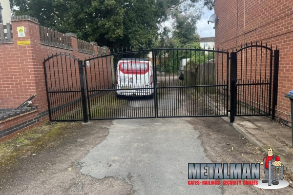 Double gates & pedestrian gate