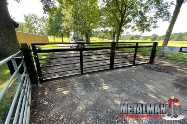 Double hydraulic swing gates 